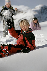雪摄影照片_在雪中玩耍的孩子们