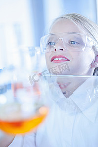 女孩在实验室里扮演科学家