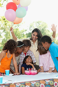 动物生日摄影照片_生日聚会上的孩子们拿着生日蛋糕