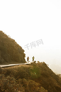 两个男性朋友沿着山路奔跑后景