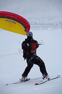 人在白雪覆盖的田野上放雪筝