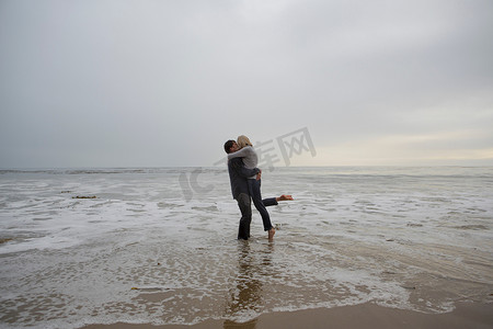 成熟夫妇在海滩上拥抱