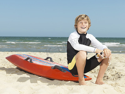 it男孩摄影照片_澳大利亚墨尔本阿尔托纳自信的男孩尼珀儿童冲浪救生员坐在冲浪板上的肖像