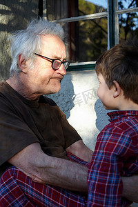 老人带着孙子在户外