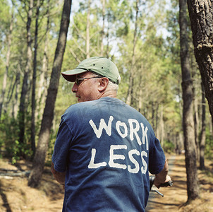 森林摄影照片_森林里的高年级学生穿着少工作的恤