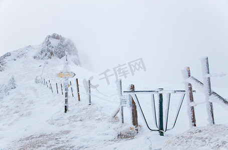 被雪遮住的乡村围栏