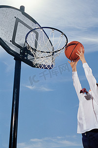 打篮球的的人摄影照片_打篮球的男孩