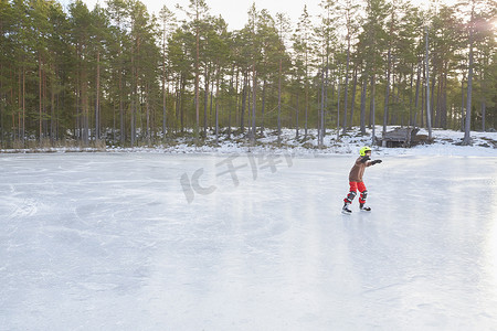 瑞典加夫勒男孩在结冰的湖面上滑冰