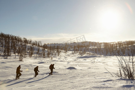亚文化群摄影照片_越野滑雪者在雪地里行走