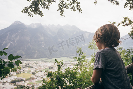 男孩看山脉的后景布卢登茨奥地利沃拉尔贝格
