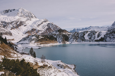 科普斯水库和积雪覆盖的山脉加尔图尔奥地利
