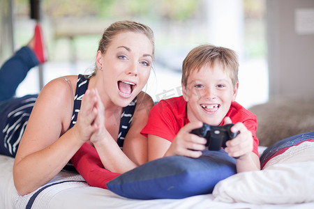 妇女和男孩在玩电脑游戏