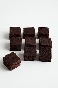 九块巧克力布朗尼排成正方形