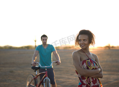 日落时分一对年轻夫妇站在沙漠中