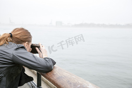 一名女子在纽约海堤上拍照美国纽约