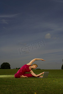 一名女子在公园里做瑜伽