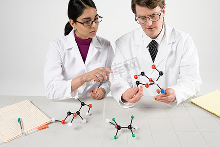 分子摄影照片_研究分子模型的科学家