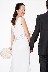 婚礼纯色背景摄影照片_新娘和新郎手牵手