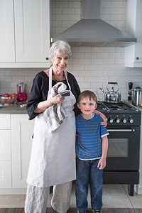 厨房里的祖母和孙子的肖像