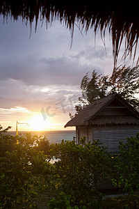 旅游视频海摄影照片_俯瞰大海的草屋