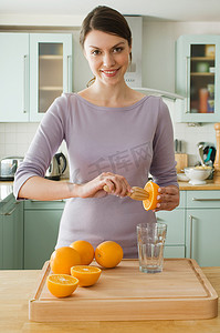 一名女子在做橙汁