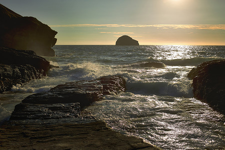 日出时岩石悬崖和大海的景色特雷诺英国康沃尔