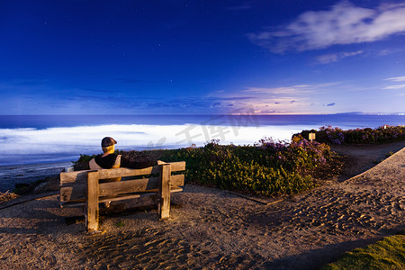 美国加利福尼亚州德尔马市一名男子坐在长椅上眺望风景