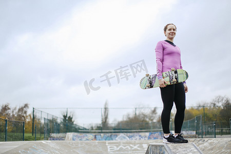 滑板公园里的年轻女子滑板运动员的肖像