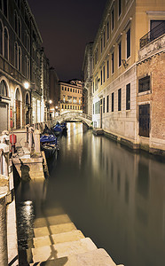 意大利威尼托威尼斯运河的夜间台阶