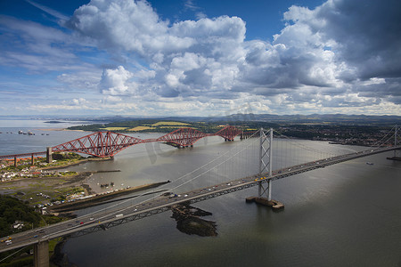 英国苏格兰昆斯费里附近的第四公路桥和第四铁路桥