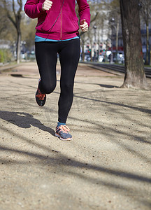 运动鞋摄影照片_女子慢跑的低位部分
