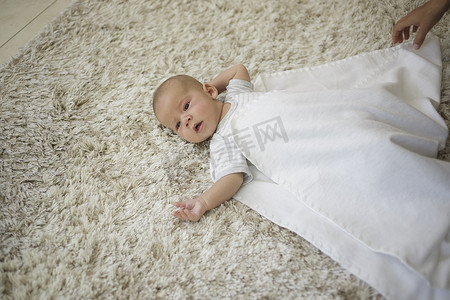 儿童橄榄球摄影照片_第三步妈妈们用毯子盖住男婴