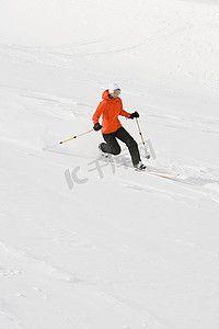 一名女子在滑雪