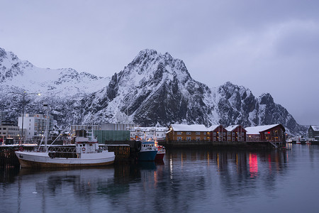 挪威罗福滕群岛斯沃尔沃黄昏时的海滨港口和渔船