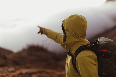 男性徒步旅行者指着云端矿物之王红杉国家公园美国加州