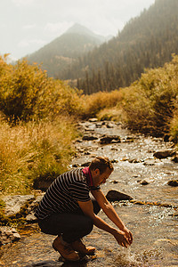 加州红杉国家公园矿泉王小溪洗手的男子美国