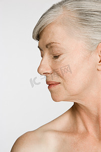 皮肤老化摄影照片_闭着眼睛的老妇人