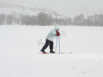 滑雪板上的女孩在雪地里行走