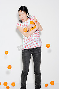 日本纹样摄影照片_女人掉橘子