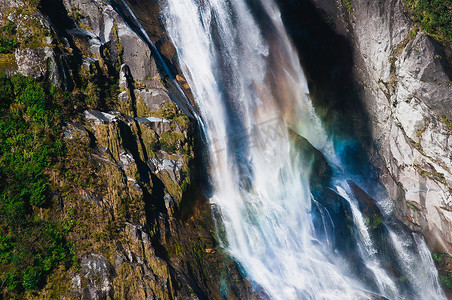 微妙摄影照片_悬崖上的瀑布上的彩虹
