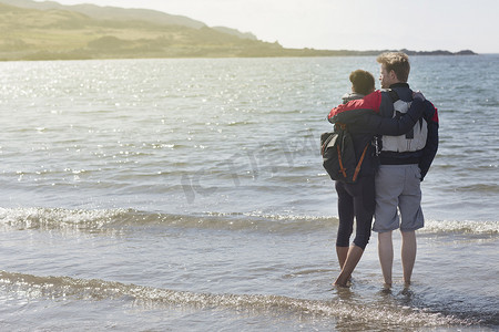苏格兰赫布里底群岛斯凯岛的艾肖特湖海滩上一对中年夫妇手挽手