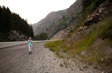 拍照旅游景点摄影照片_一名女子在美国犹他州盐湖县大棉木峡谷拍照