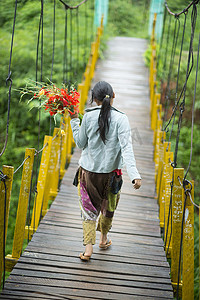 缅甸坑洞掸邦鲜花人行桥上的年轻女子