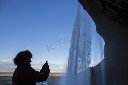 拍摄冰岛西南部的瀑布的女子