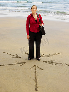 沙滩上的女人沙滩上插着箭