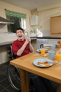 残疾人在早餐桌上笑