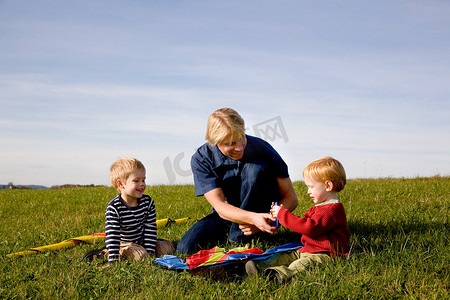两个男孩和父亲一起制作了一只风筝