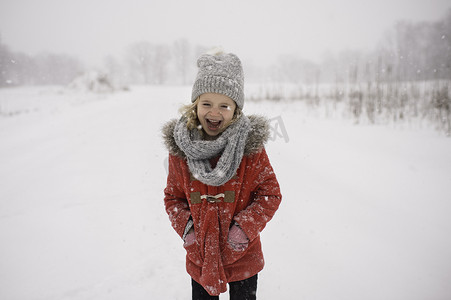 追逐摄影照片_走在雪地里的年轻女孩