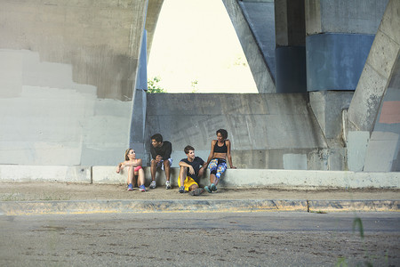 帕勒摄影照片_慢跑者在桥上休息阿罗约·塞科公园帕萨迪纳美国
