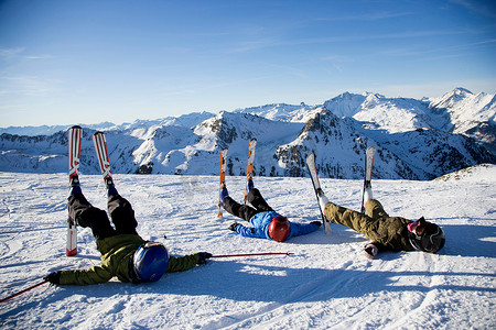 电线杆雪地摄影照片_三个孩子躺在雪地里